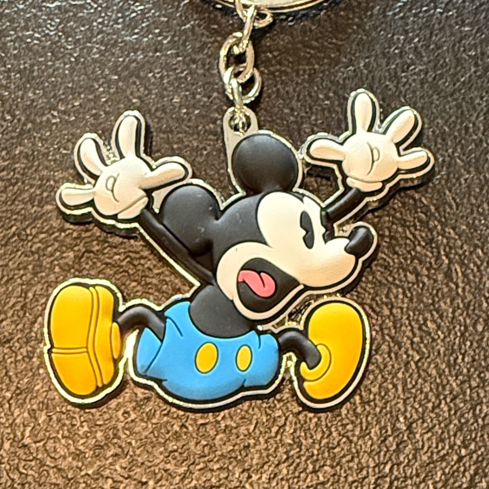 Disney Happy Mickey Mouse Keychain NWOT - Picture 5 of 8